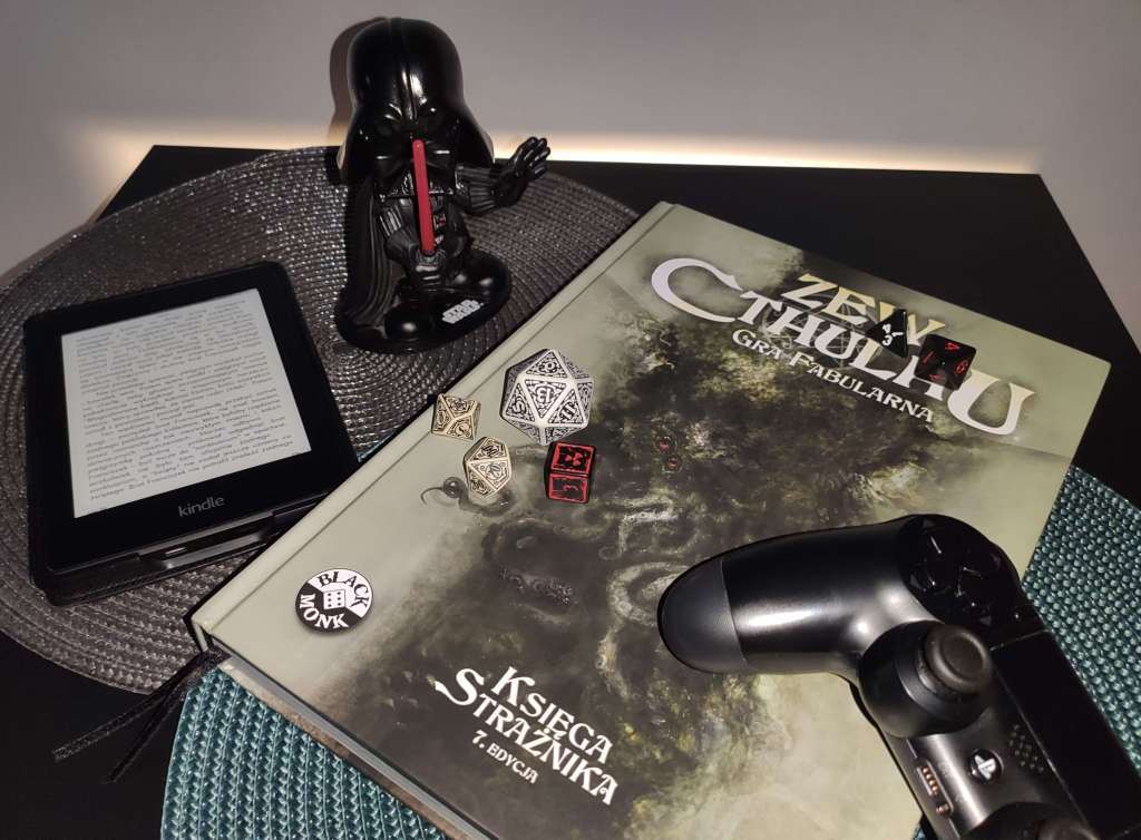 Podręcznik do Zewu Cthulhu, figurka Vadera, czytnik Kindle, kości do gry RPG i pad do PS4